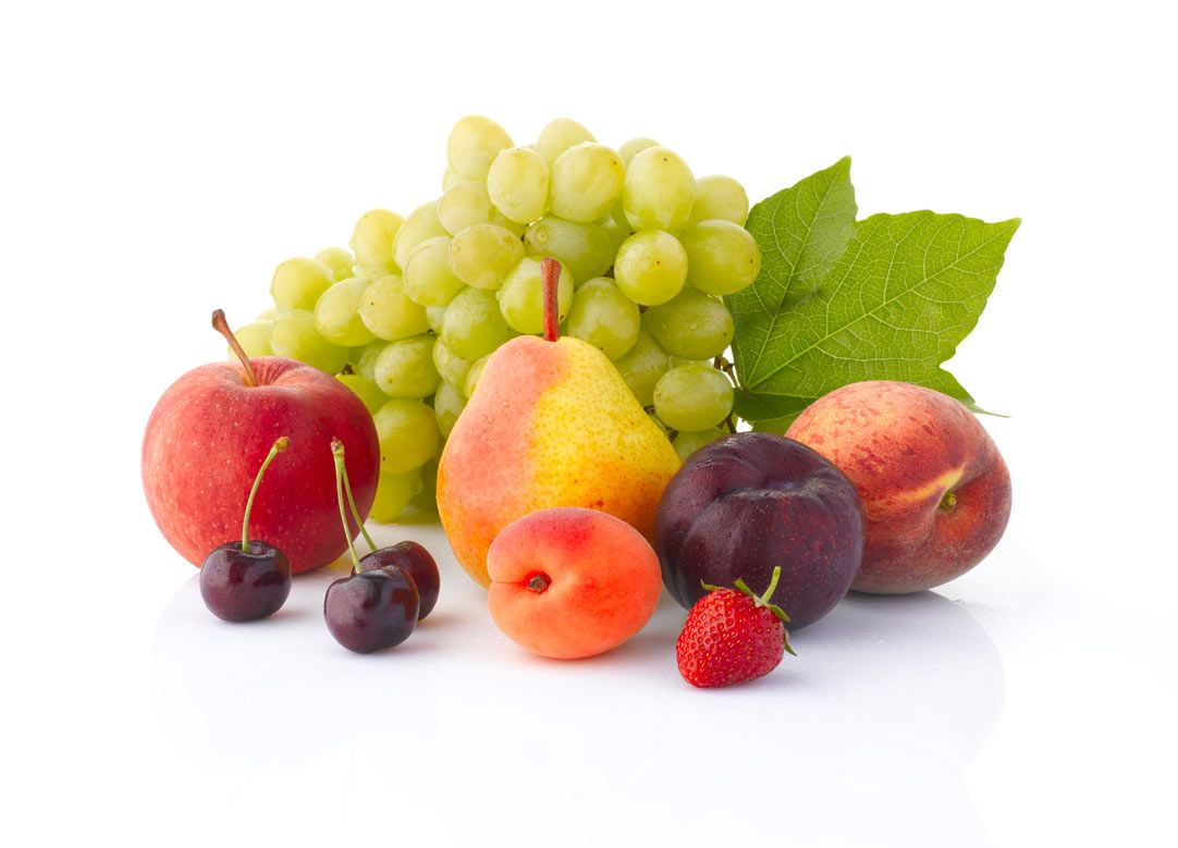 Группа различных фруктов на белом фоне.